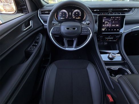 New 2025 Jeep Grand Cherokee L Altitude image 11