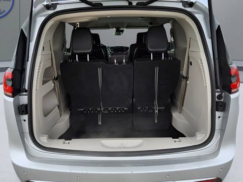 Used 2024 Chrysler Pacifica Touring-L FWD image 35