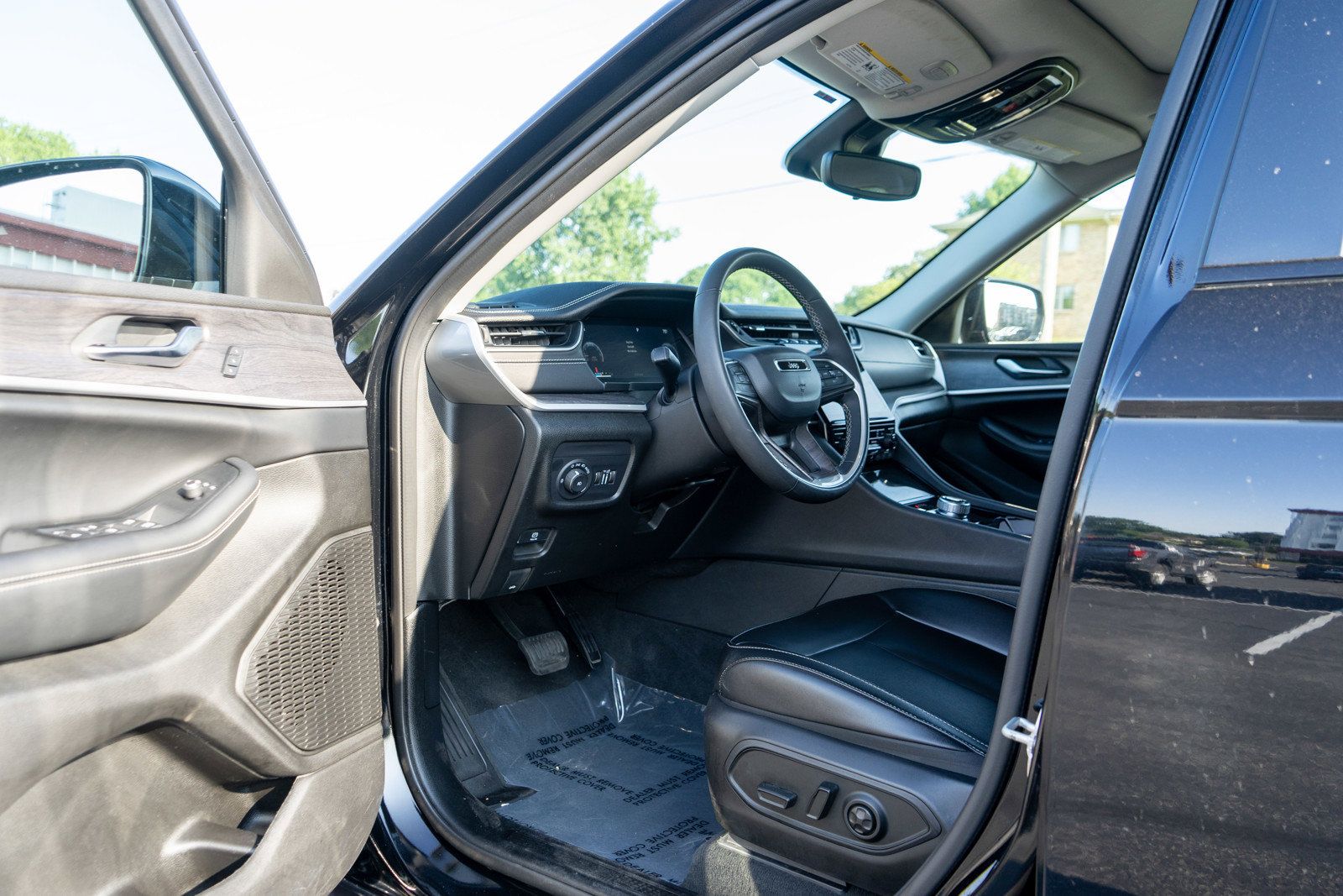 Used 2023 Jeep Grand Cherokee Limited w/ Black Appearance Package AWD/4WD image 14