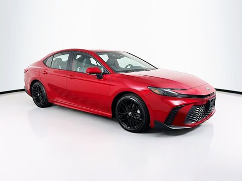 Used 2025 Toyota Camry SE image 3