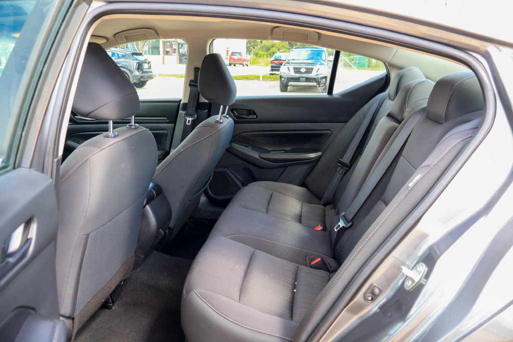 Used 2025 Nissan Altima 2.5 SV FWD image 9