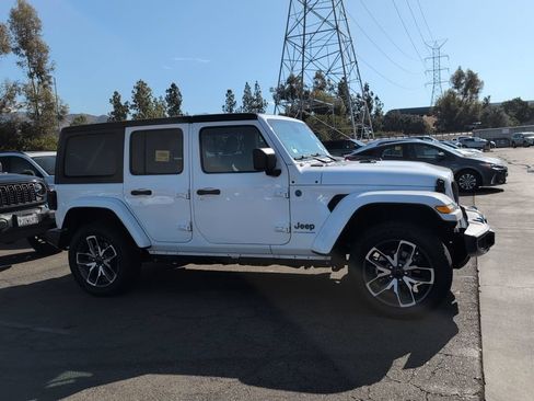 Used 2024 Jeep Wrangler Unlimited w/ Convenience Group AWD/4WD image 4