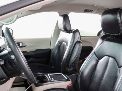 Used 2023 Chrysler Pacifica Touring-L image 23