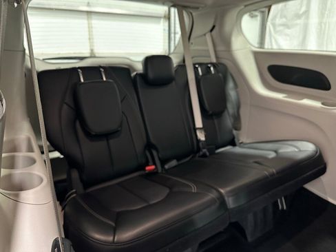Used 2023 Chrysler Pacifica Touring-L image 57
