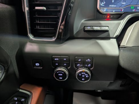Used 2024 GMC Sierra 2500 Denali Ultimate AWD/4WD image 19