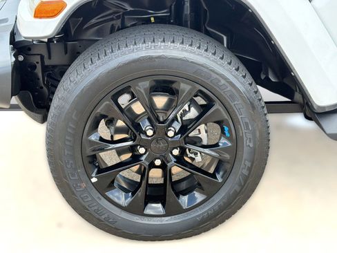 Used 2023 Jeep Wrangler Unlimited Sahara AWD/4WD image 12