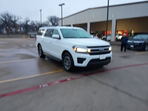 Used 2024 Ford Expedition Max XLT image 6