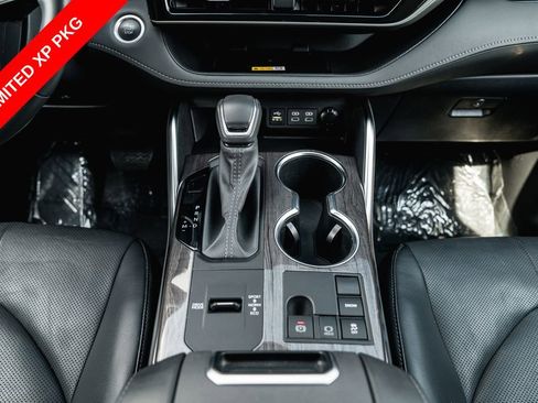 Used 2024 Toyota Highlander Limited FWD image 24
