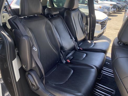 Used 2024 Kia Carnival LX FWD image 19
