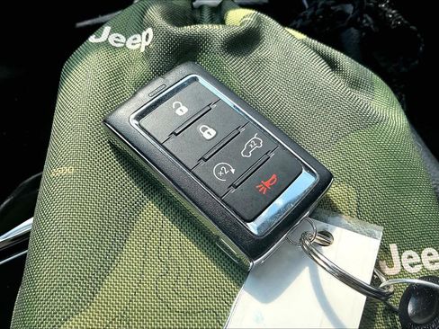 Used 2023 Jeep Grand Cherokee Limited w/ Black Appearance Package RWD image 15