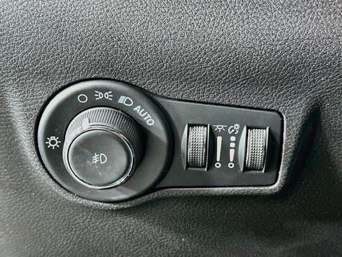 Used 2023 Jeep Compass Limited w/ Sun and Sound Group AWD/4WD image 17