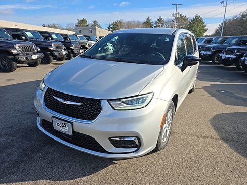 New 2026 Chrysler Pacifica Select image 3