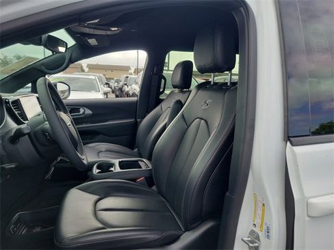New 2023 Chrysler Pacifica Touring-L w/ S Appearance Package image 14