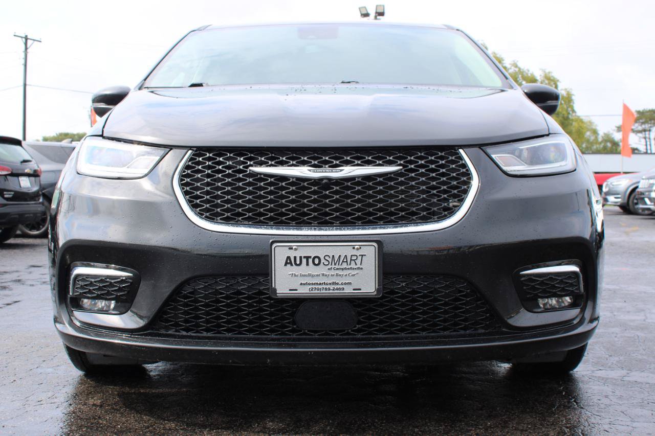 Used 2023 Chrysler Pacifica Touring-L FWD image 2