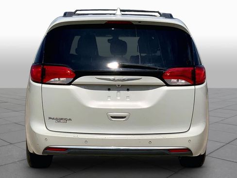 Used 2017 Chrysler Pacifica Touring-L FWD image 4