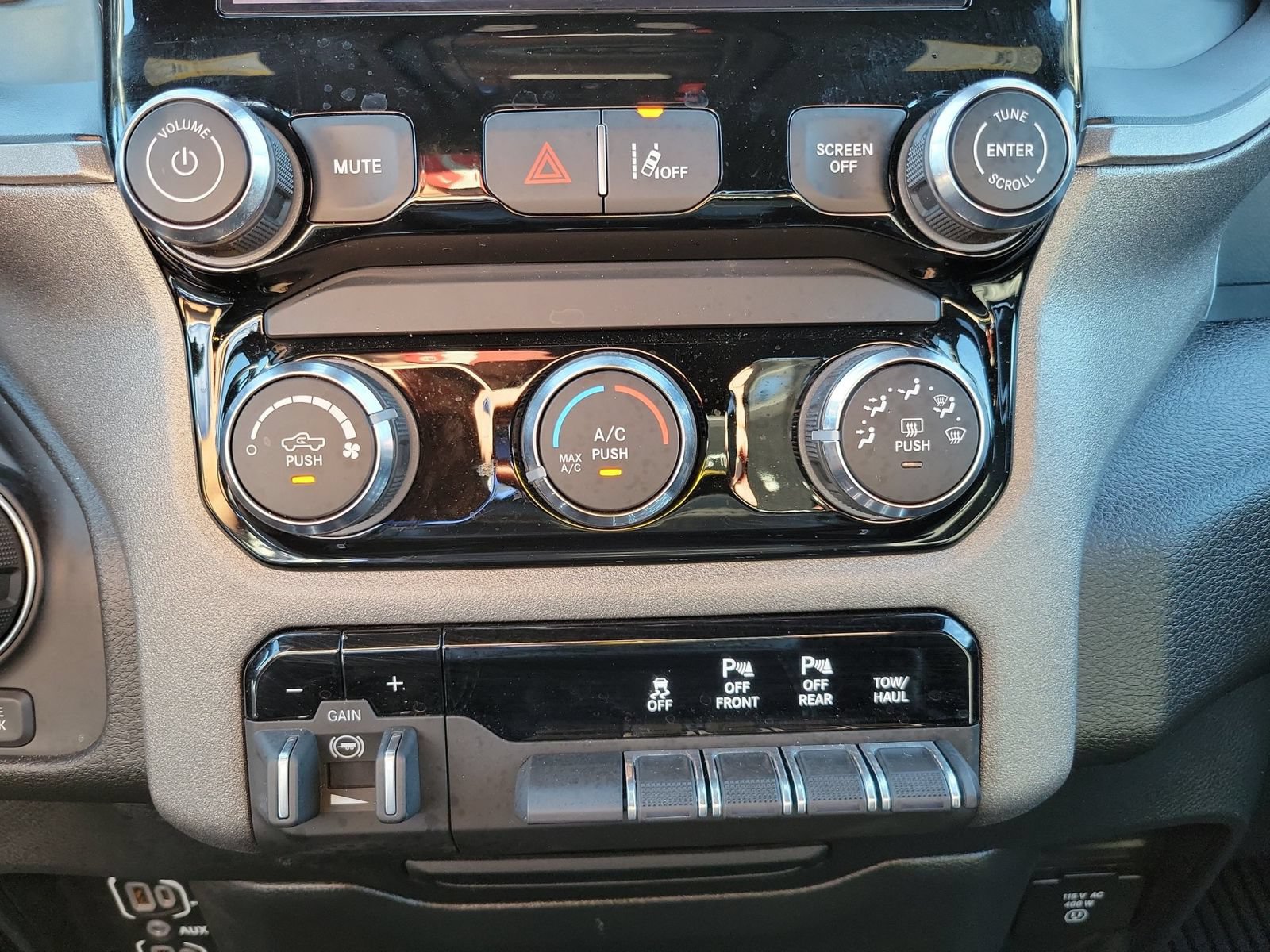 Used 2025 RAM 1500 Warlock AWD/4WD image 19