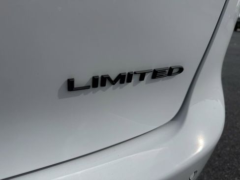 Used 2024 Chrysler Pacifica Limited w/ S Appearance Package image 11