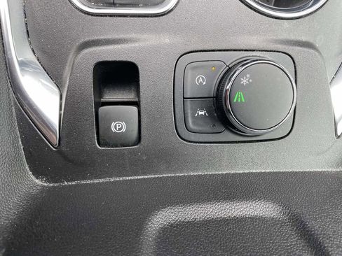 Used 2023 Chevrolet Traverse LT image 42