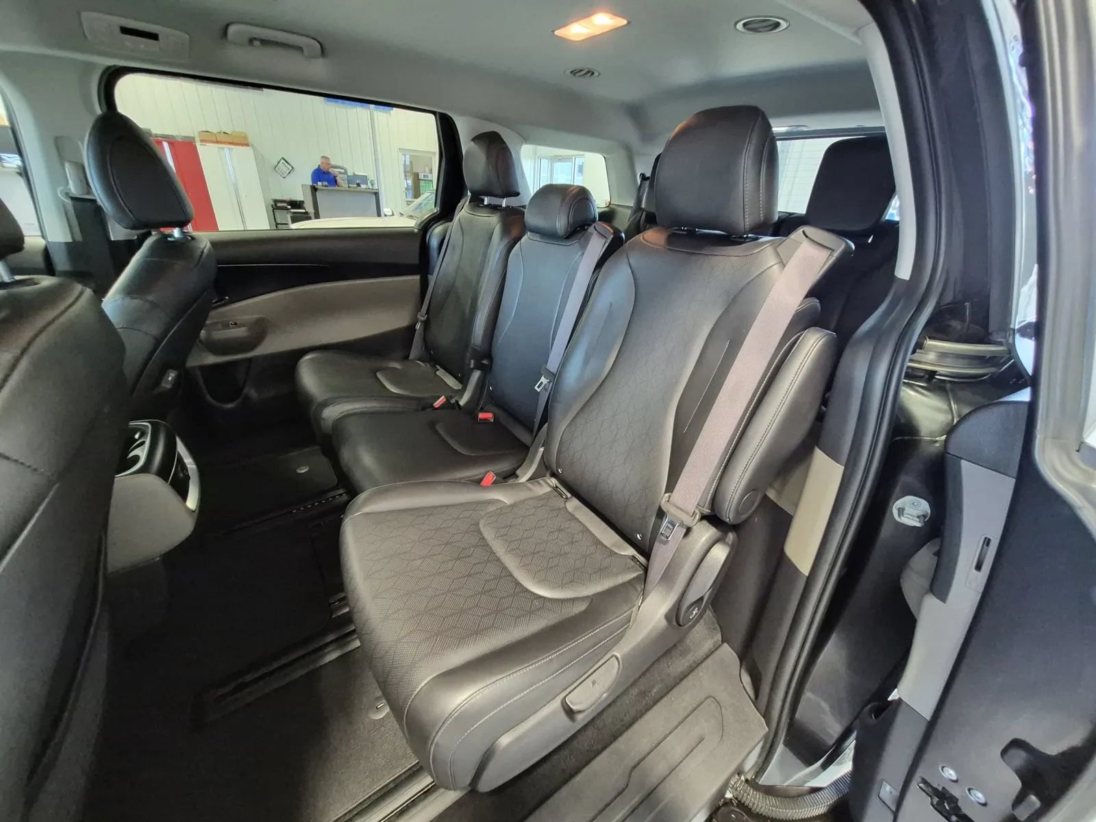 Used 2025 Kia Carnival FWD image 12