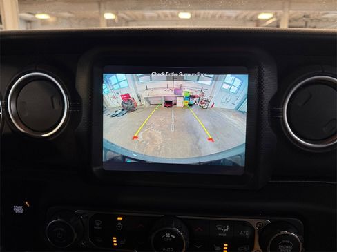 Used 2023 Jeep Wrangler Unlimited Sahara w/ Cold Weather Group image 18