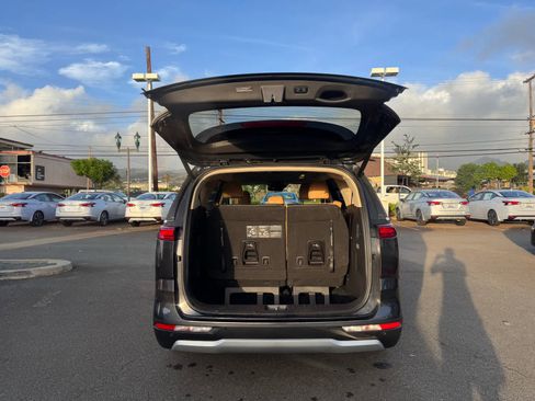 Used 2024 Kia Carnival EX image 10