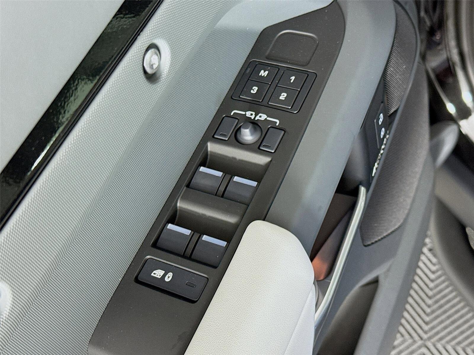 New 2026 Land Rover Defender 110 X-Dynamic SE AWD/4WD image 20