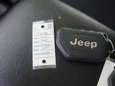 Used 2025 Jeep Wrangler Unlimited Rubicon AWD/4WD image 30