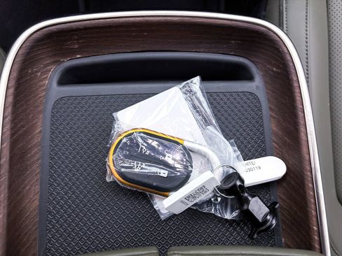 Used 2024 Rivian R1S Adventure AWD/4WD image 26