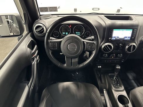Used 2018 Jeep Wrangler Unlimited Sahara w/ Connectivity Group AWD/4WD image 19