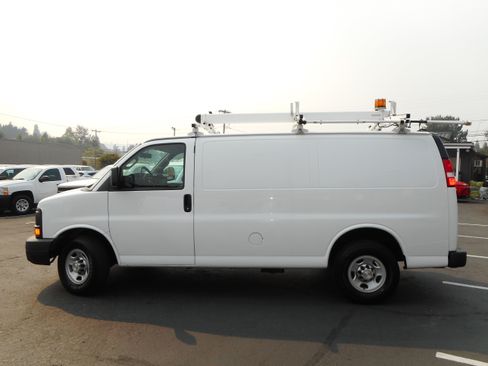 Used 2016 Chevrolet Express 2500 w/ Cold Climate Package RWD image 6
