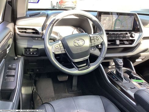 Used 2022 Toyota Highlander Platinum image 10