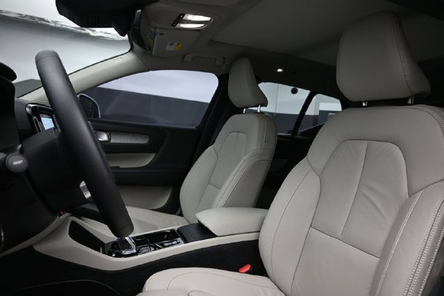 Used 2024 Volvo XC40 B5 Ultimate AWD/4WD image 10