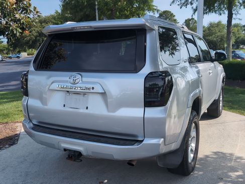 Used 2018 Toyota 4Runner SR5 AWD/4WD image 10
