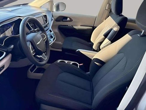 Used 2024 Chrysler Voyager LX FWD image 11