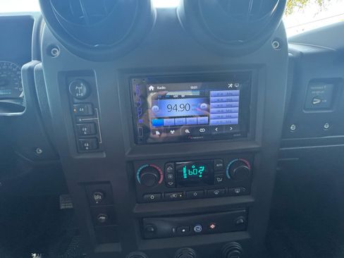 Used 2005 HUMMER H2 SUT w/ Preferred Equipment Group AWD/4WD image 20