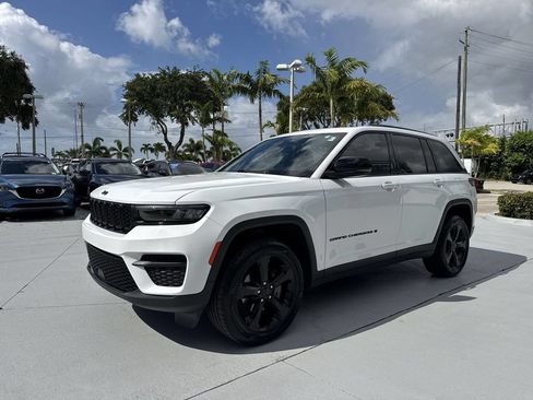 Used 2022 Jeep Grand Cherokee Altitude AWD/4WD image 28