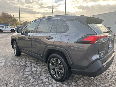 Used 2022 Toyota RAV4 XLE Premium image 14
