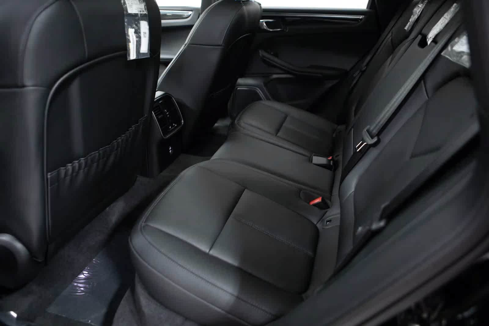 Certified 2026 Porsche Macan AWD/4WD image 37