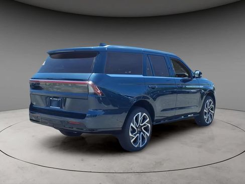 New 2026 Lincoln Navigator Reserve AWD/4WD image 9