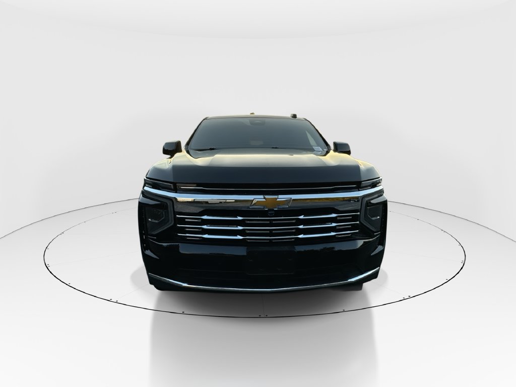 Used 2025 Chevrolet Suburban LS RWD image 3