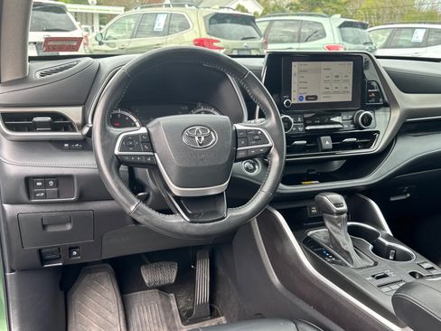 Used 2023 Toyota Highlander XLE AWD/4WD image 10