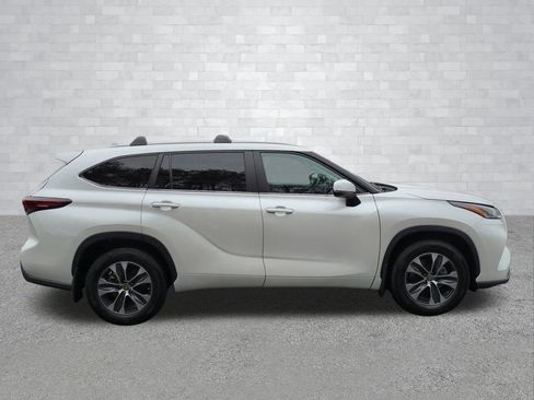 Used 2024 Toyota Highlander XLE image 3