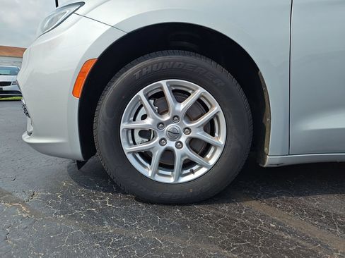 Used 2023 Chrysler Pacifica Touring-L FWD image 10
