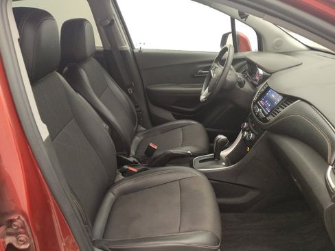 Used 2020 Chevrolet Trax LT w/ LT Convenience Package image 21