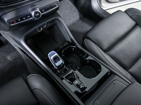 Certified 2025 Volvo XC40 B5 Plus image 18