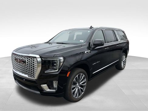 Used 2021 GMC Yukon XL Denali w/ Denali Premium Package image 7