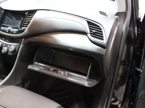 Used 2022 Chevrolet Trax LT w/ LT Convenience Package image 26