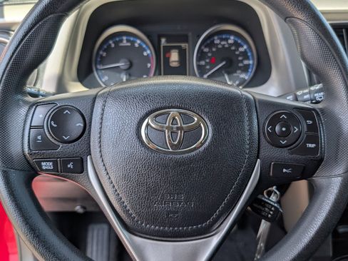 Used 2018 Toyota RAV4 LE w/ Carpet Mat Package FWD image 18