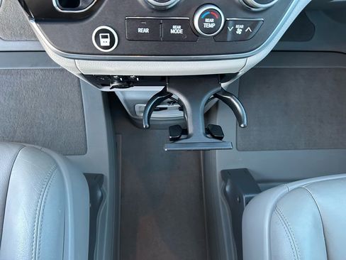 Used 2016 Toyota Sienna XLE Premium image 18