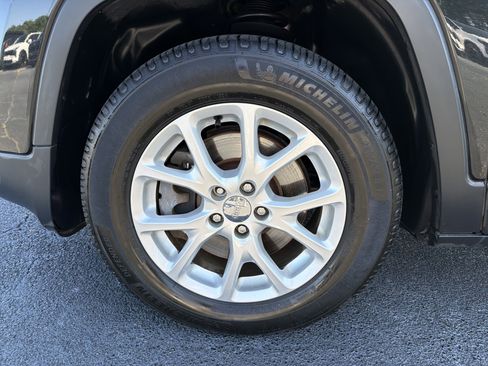 Used 2016 Jeep Cherokee Latitude w/ Cold Weather Group AWD/4WD image 9